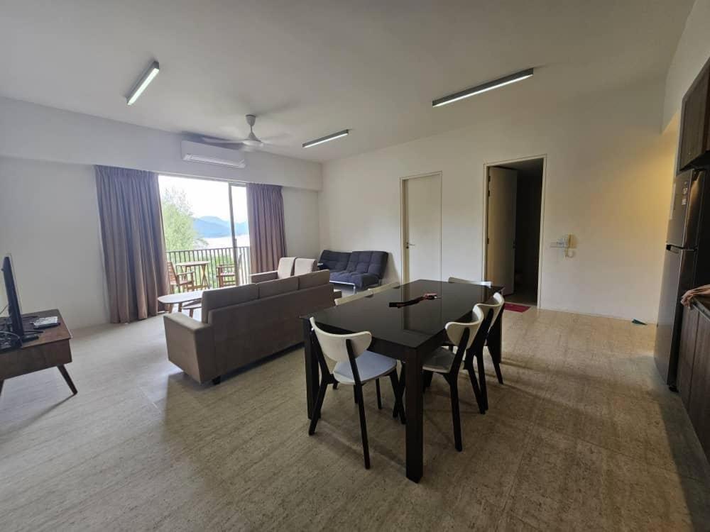 By The Sea@ Cozy Beachfront Home Batu Ferringhi Exterior photo